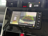 【バックガイドモニター】車両後方の映像をナビ画面に表示し、駐車などの後退操作をサポートします。