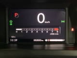 デジタル表示のスピードメーターとタコメーター、燃費やオドメーターなどの表示の他に、ホンダセンシング機能などの表示もできる多機能なマルチインフォメーション・ディスプレイです。