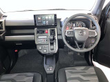 運転席周りのレイアウトをご覧ください。ナビゲーションが綺麗に装着されスッキリ収まってますね!操作スイッチも手が届きやすくわかりやすいです!