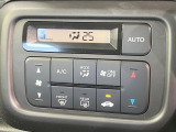 【オートエアコン】一度お好みの温度に設定すれば、車内の温度を検知し風量や温度を自動で調整。暑い&hellip;寒い&hellip;と何度もスイッチ操作をする必要はありません。快適な車内空間には必須の機能ですね♪