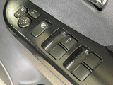 【電動格納ミラー】サイドミラーは電動格納式となっており、狭い駐車場でもキズがつくリスクを抑えられます。