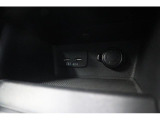エアコンのスイッチの下にはUSBの電源が2つあります。スマートフォンなどの充電に便利です。