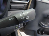 スイッチをオートに設定しておけば、車外の明るさに応じて自動的にヘッドランプを点灯・消灯します。夕暮れ時やトンネルの続く山道などを走行する時に便利なコンライトを装備しています。