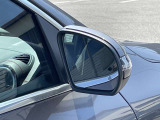 【ブラインドスポットアシスト】走行中車両の斜め後ろの死角エリアをモニタリングし、ドアミラー内蔵のインジケーターを点灯させて注意喚起し、安全な走行のサポートをします。