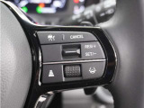 ◆アダプティブクルーズコントロール◆予め設定した車速内でクルマが自動的に加減速。前走車との適切な車間距離を維持しながら追従走行します。【LKAS】車線維持支援システムでステアリング操作を支援。