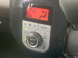 【オートエアコン】一度お好みの温度に設定すれば、車内の温度を検知し風量や温度を自動で調整。暑い&hellip;寒い&hellip;と何度もスイッチ操作をする必要はありません。快適な車内空間には必須の機能ですね♪