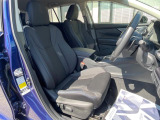 運転席まわりには十分なスペースがあり、大柄な方でもゆったり運転していただける環境です。