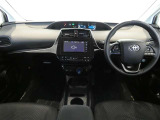 運転席・助手席を入れたインストルメントパネル全体画像です。