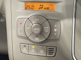 【オートエアコン】一度お好みの温度に設定すれば、車内の温度を検知し風量や温度を自動で調整。暑い&hellip;寒い&hellip;と何度もスイッチ操作をする必要はありません。快適な車内空間には必須の機能ですね♪