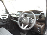 ★運転席まわり★大きなフロントガラスで見晴らしよく運転しやす設計と、広くてゆとりのある運転席。楽な姿勢で座ることが出来るので長時間の運転でも疲れにくいですし体もぶれにくく工夫されています。