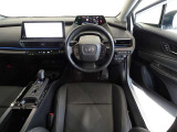 革巻きステアリングで快適な操作性の運転席です。