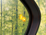 【ブラインドスポットモニター】走行中、ドアミラーの死角になりやすい箇所に後続車が接近するとサイドミラーのレンズに警告を表示!ドライバーに注意喚起をしてくれます。