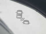 【ブラインドスポットインフォメーション】走行中、ドアミラーの死角になりやすい箇所に後続車が接近するとサイドミラー付近に警告を表示、ドライバーに注意喚起をしてくれます。