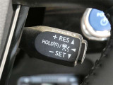 クルーズコントロールです。速度をセットするこでアクセル操作が不要の魅力的な装備です。高速道路での運転では特に重宝します♪