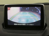 車両後方の映像を映すバックモニター。進路を確認しながら安全に車庫入れできます。