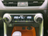 【左右独立型フルオートエアコン】運転席と助手席でそれぞれお好みの温度に設定可能。同乗者にも配慮した、快適な空調をお届け致します。