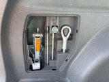 車載工具を搭載しており、万が一のトラブル時やタイヤ交換時にも安心。いざという時に役立つ便利な装備です。