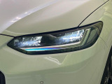 【LEDヘッドライト】悪天候や夜間走行時も良好な視界を確保し安心して運転できる高輝度LEDヘッドライトを装備!点灯速度が早く、消費電力も抑えられています。