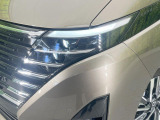 【LEDヘッドライト】悪天候や夜間走行時も良好な視界を確保し安心して運転できる高輝度LEDヘッドライトを装備!点灯速度が早く、消費電力も抑えられています。