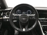 ステアリング周りにボタンを集約し、運転に集中できる構造となっております。