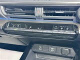 【オートエアコン】「AUTO」スイッチを押すだけで、冷暖房の切り替えや風量、吹き出し口の調整などを自動で行います。