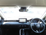 運転を気分よく楽しむための工夫のひとつとして、高い剛性をもたせた極細フロントピラーを採用。 前方の死角を減らし、交差点などでの安心感を高める、良好な視界にこだわりました。