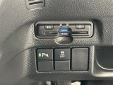 【ETC】有料道路を利用する際に料金所で停止することなく通過できる、ETC車載器(ノンストップ自動料金収受システム機器)が装備されています。セットアップを行うことで利用可能になります。