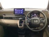 車内は光触媒抗菌消臭施工済です。スタイリッシュなデザインで暖かみのあるインパネ周りを演出します。グローブボックスやカップホルダーのほかにトレーなどたくさんの収納スペースが装備されています。