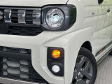 【LEDヘッドライト】悪天候や夜間走行時も良好な視界を確保し安心して運転できる高輝度LEDヘッドライトを装備!点灯速度が早く、消費電力も抑えられています。