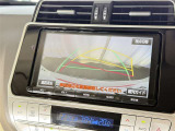 【バックガイドモニター】車両後方の映像をナビ画面に表示し、駐車などの後退操作をサポートします。