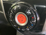 【オートエアコン】一度お好みの温度に設定すれば、車内の温度を検知し風量や温度を自動で調整。暑い&hellip;寒い&hellip;と何度もスイッチ操作をする必要はありません。快適な車内空間には必須の機能ですね♪