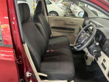 運転席の画像です。足元やシートまわりに余裕があり、リラックスした姿勢で運転が可能です。視界も良好で操作系へのアクセスもしやすく、快適で安心感のあるドライブをサポートします。