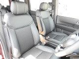 ★運転席★大きな座面と包み込むような背もたれが、ドライバーの身体をしっかり支えます。さらに、上質なシート素材と座り心地のよいクッション。長時間の運転やコーナーの多い道も快適です !!