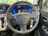 インテリアに合わせたデザインのステアリングは、運転される方のことも考え、運転しやすい形状、大きさです。是非一度、実際に触ってお確かめください。