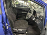 運転席の画像です。足元やシートまわりに余裕があり、リラックスした姿勢で運転が可能です。視界も良好で操作系へのアクセスもしやすく、快適で安心感のあるドライブをサポートします。