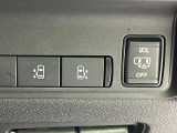 【ハンズフリー機能付き両側パワースライドドア】スライドドアの下に足先を入れてすぐ引くと、自動的にスライドドアが開閉します!荷物で両手がふさがった状態でも、ドアの開閉ができてとっても便利!