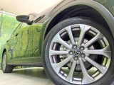 【グレード専用純正20インチアルミホイール】デザイン性の高い純正アルミホイールを装着しております。各種社外アルミホイールや、スタッドレスタイヤも取扱いしております。是非ご相談ください♪