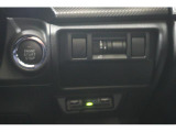 主要なスイッチは運転席右下にまとめられています