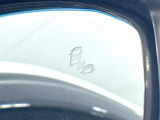 【ブラインドスポットインフォメーション】走行中、ドアミラーの死角になりやすい箇所に後続車が接近するとサイドミラー付近に警告を表示、ドライバーに注意喚起をしてくれます。