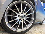 ●純正18インチアルミホイール:輸入車ならではの卓越した走りを支えるホイールと足回りです!日本車の走りに慣れている方にもぜひ体感して頂きたいほど、高いレベルでまとまっています!