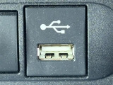 【アクセサリーソケット(電源ソケット)】電源からケーブルをつなげば、スマートフォンなどの電子機器の充電などを行うことができます。ゲーム機器や、カメラの充電にも便利ですね。