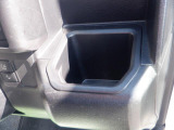 運転席の横にはドリンクホルダーが備え付けです♪