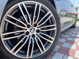 ●純正19インチアルミホイール:輸入車ならではの卓越した走りを支えるホイールと足回りです!日本車の走りに慣れている方にもぜひ体感して頂きたいほど、高いレベルでまとまっています!