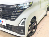 【LEDヘッドライト】悪天候や夜間走行時も良好な視界を確保し安心して運転できる高輝度LEDヘッドライトを装備!点灯速度が早く、消費電力も抑えられています。