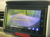 【バックカメラ】駐車時に後方がリアルタイム映像で確認できます。大型商業施設や立体駐車場での駐車時や、夜間のバック時に大活躍!運転スキルに関わらず、今や必須となった装備のひとつです!