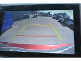 シフトレバーをリバースにすると連動してサイドカメラ映像&バックセンサーに切り替わります。スイッチ一つでフロントカメラへの切り替えも出来ます