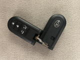 スマートキーを装備しています☆カギをカバンやポケットに入れて頂いた状態でドアロックの開閉やエンジンスタートをして頂けますよ!とても便利な装備です!
