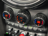 ●デュアルオートエアコン:運転席・助手席それぞれで温度設定が可能な独立式オートエアコンを標準装備しております!