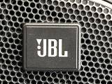 【JBLサウンドシステム】メーカーオプションの高品位サウンドシステムを搭載。専用のチューニングが施された大小様々なスピーカーから良質なサウンドが奏でられ、臨場感あふれる音響空間を演出します。