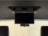 &rdquo;お子様がご機嫌斜めな時は後席モニターの出番!お気に入りのDVDを流せば渋滞や長距離移動もみんな快適♪もちろん、お子様だけでなく大人グループでお出かけの時にも◎後部座席に乗る人も退屈せずに過ごせます!